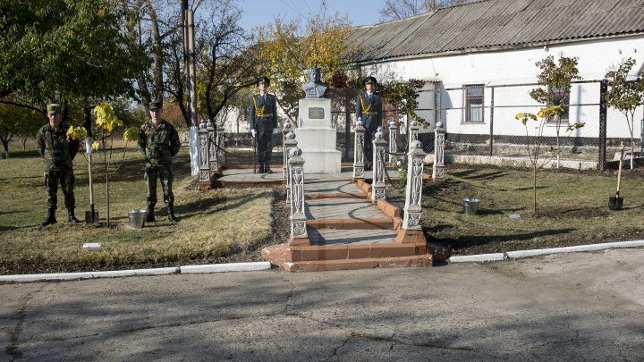 Geniştii Armatei Naţionale aniversează 25 de ani. Vizitatorii au asistat la demonstraţii spectaculoase (FOTO)