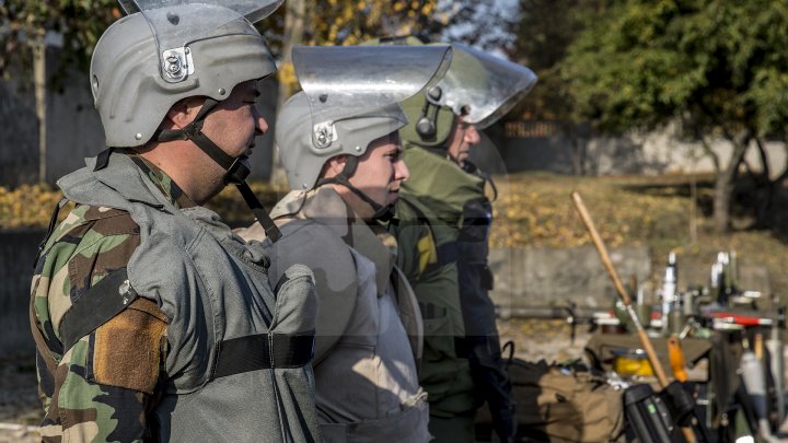 Geniştii Armatei Naţionale aniversează 25 de ani. Vizitatorii au asistat la demonstraţii spectaculoase (FOTO)