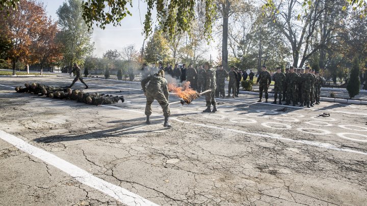 Geniştii Armatei Naţionale aniversează 25 de ani. Vizitatorii au asistat la demonstraţii spectaculoase (FOTO)
