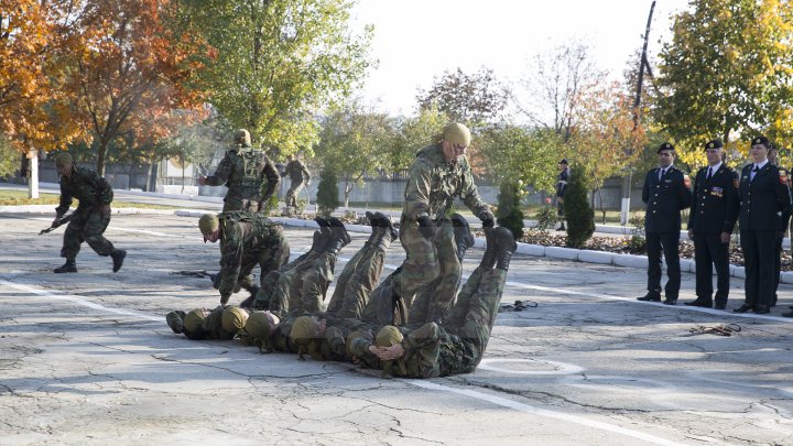 Geniştii Armatei Naţionale aniversează 25 de ani. Vizitatorii au asistat la demonstraţii spectaculoase (FOTO)