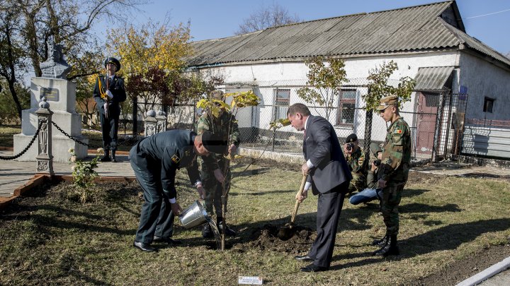 Geniştii Armatei Naţionale aniversează 25 de ani. Vizitatorii au asistat la demonstraţii spectaculoase (FOTO)