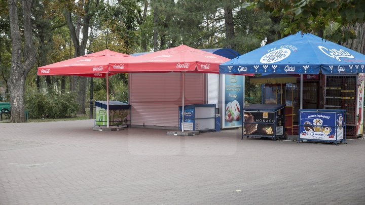 O altă faţă a Chişinăului! Grădina publică Ştefan cel Mare şi parcul Catedralei, curăţate de gherete