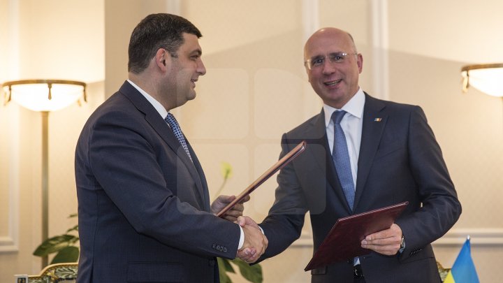 Premierii Pavel Filip şi Volodimir Groisman au semnat Foaia de parcurs pentru dezvoltarea cooperării moldo-ucrainene pentru 2018 (FOTO)