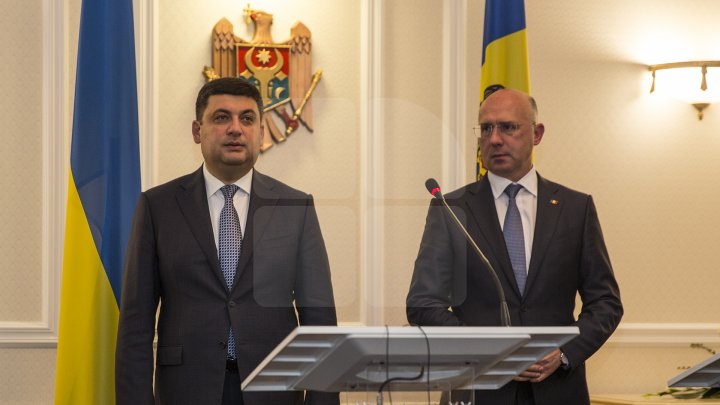 Premierii Pavel Filip şi Volodimir Groisman au semnat Foaia de parcurs pentru dezvoltarea cooperării moldo-ucrainene pentru 2018 (FOTO)