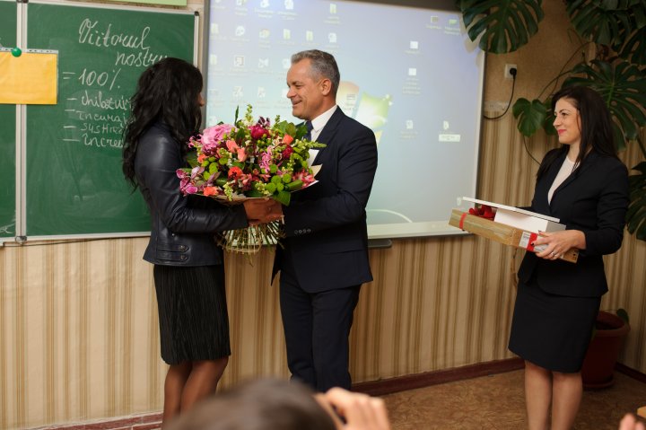 SURPRIZA DE PROPORŢII de care a avut parte o profesoară de la un liceu din Capitală. Elevii, ajutaţi de fundaţia lui Vlad Plahotniuc (FOTO)