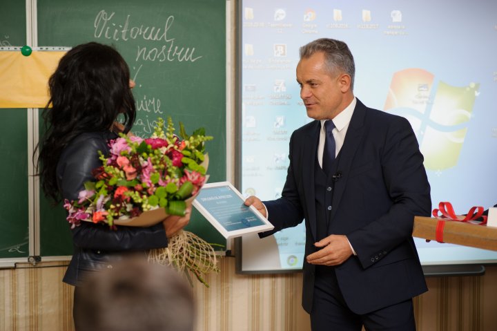 SURPRIZA DE PROPORŢII de care a avut parte o profesoară de la un liceu din Capitală. Elevii, ajutaţi de fundaţia lui Vlad Plahotniuc (FOTO)