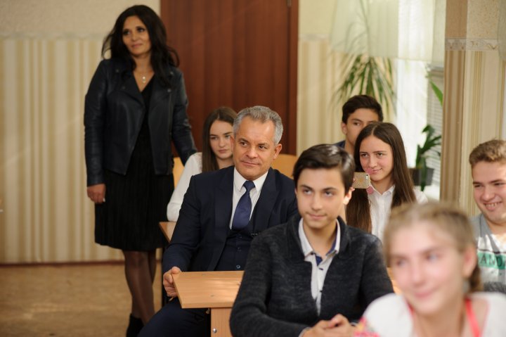 SURPRIZA DE PROPORŢII de care a avut parte o profesoară de la un liceu din Capitală. Elevii, ajutaţi de fundaţia lui Vlad Plahotniuc (FOTO)