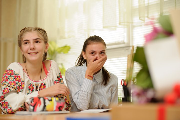 SURPRIZA DE PROPORŢII de care a avut parte o profesoară de la un liceu din Capitală. Elevii, ajutaţi de fundaţia lui Vlad Plahotniuc (FOTO)