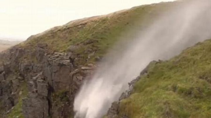 Fenomen inedit în Marea Britanie. O cascadă şi-a schimbat sensul de curgere în urma furtunii Ophelia (VIDEO)