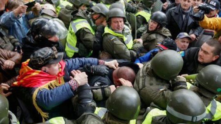 La Kiev au izbucnit confruntări între protestatari și poliție, care a recurs la gaze lacrimogene pentru a dispersa mulțimea