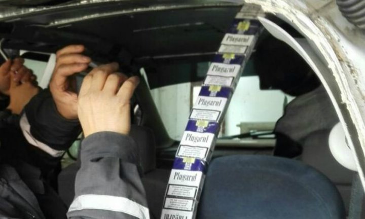 10.000 de tigări de contrabandă ascunse în plafonul unei maşini, depistate în Vama Sculeni