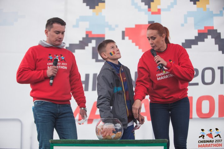FOTOREPORT: Aproximativ 17 mii de oameni au participat la cea de-a treia ediţie a maratonului din Chişinău