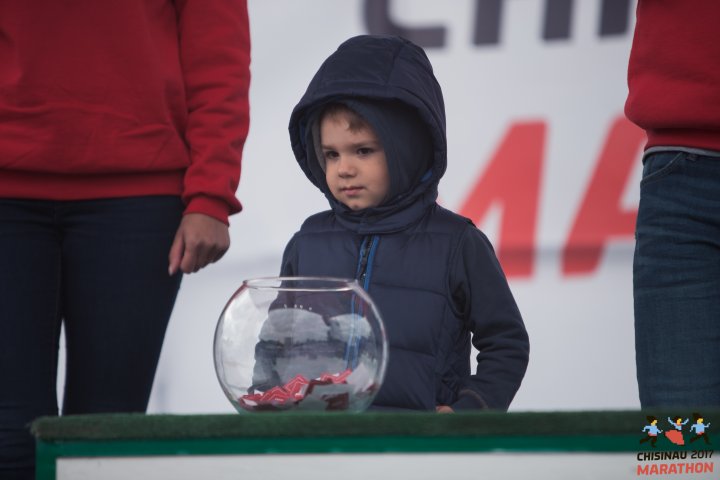 FOTOREPORT: Aproximativ 17 mii de oameni au participat la cea de-a treia ediţie a maratonului din Chişinău