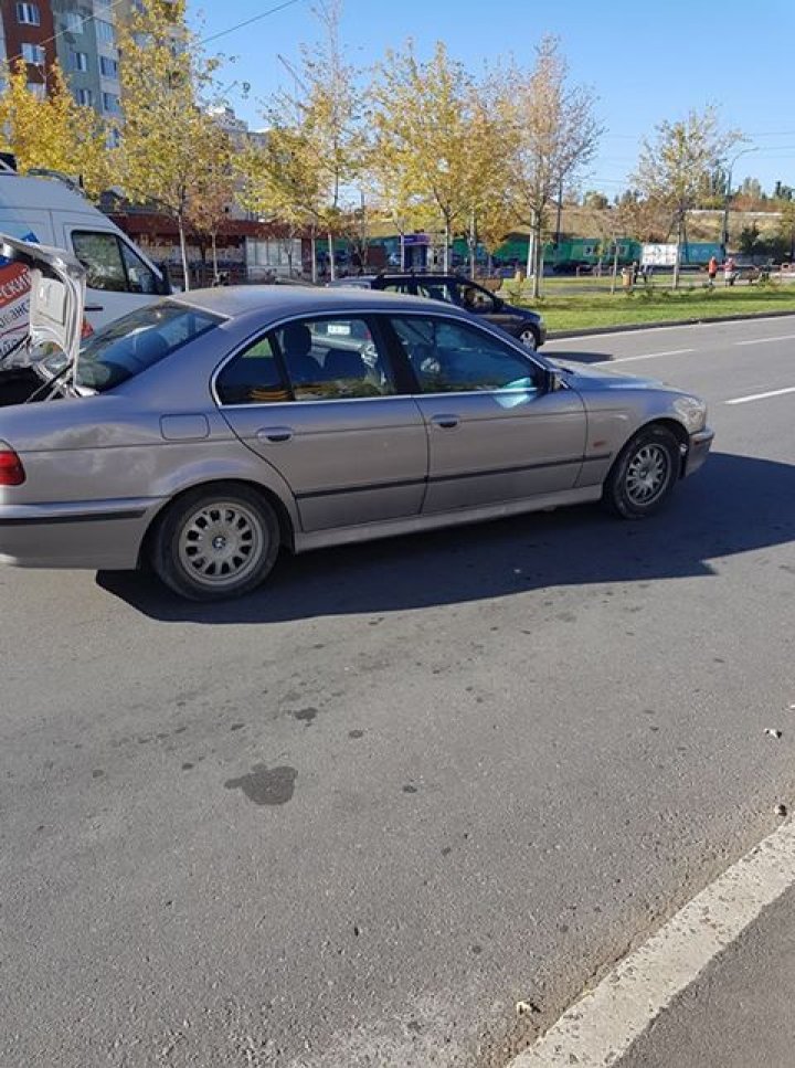 O femeie a fost SPULBERATĂ pe o trecere de pietoni din sectorul Ciocana de către şoferul unui BMW grăbit (FOTO/VIDEO)