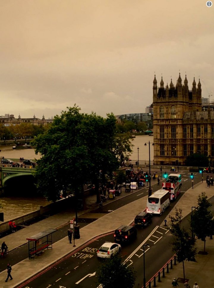 Soarele, TRANSFORMAT în sânge. Uraganul Ofelia oferă IMAGINI SPECTACULOASE în Marea Britanie (FOTO/VIDEO)