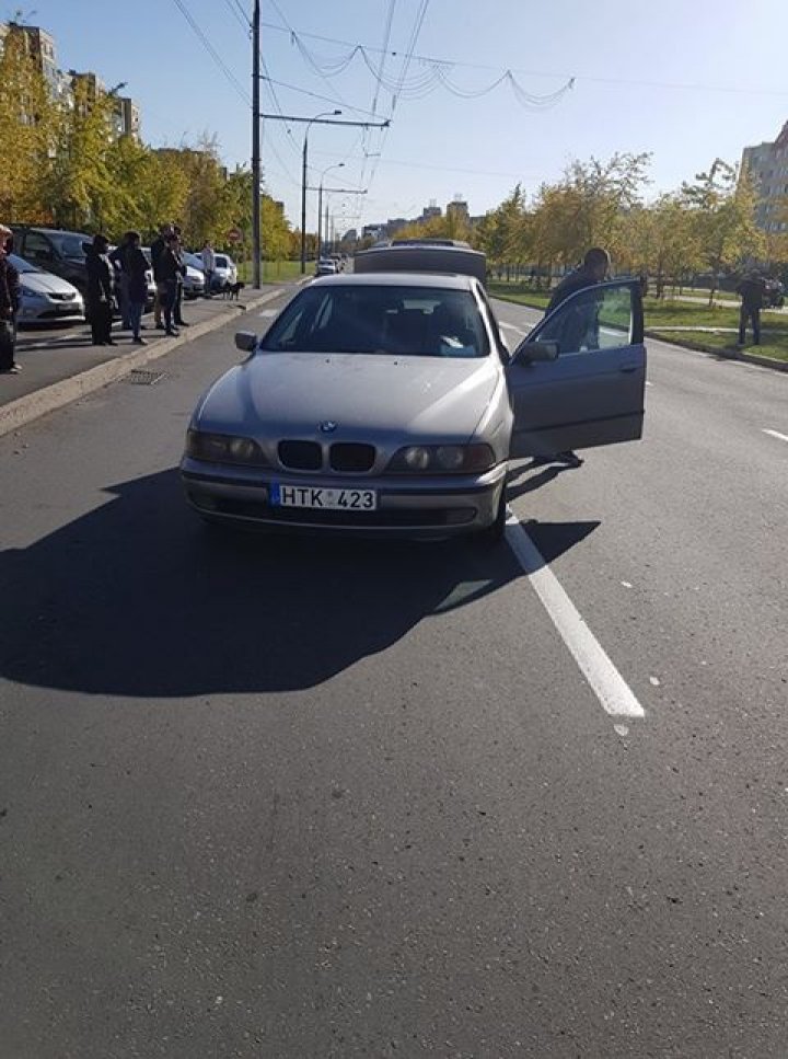 O femeie a fost SPULBERATĂ pe o trecere de pietoni din sectorul Ciocana de către şoferul unui BMW grăbit (FOTO/VIDEO)