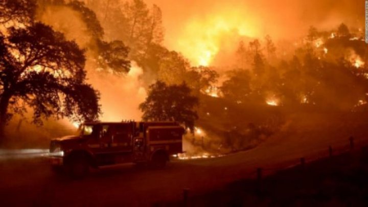 Incendiu de vegetație în California. Mii de oameni au fost evacuaţi, iar casele au fost mistuite de flăcări