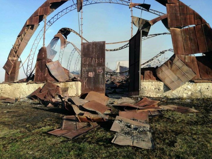 Un depozit de paie de la periferia oraşului Ştefan Vodă a ars în totalitate noaptea trecută (FOTO)