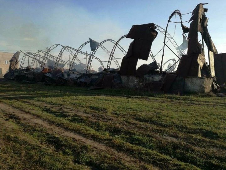 Un depozit de paie de la periferia oraşului Ştefan Vodă a ars în totalitate noaptea trecută (FOTO)