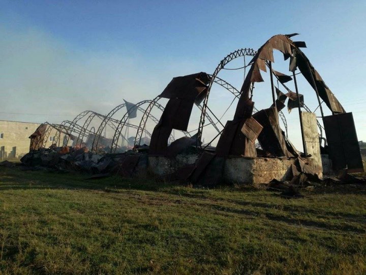 Un depozit de paie de la periferia oraşului Ştefan Vodă a ars în totalitate noaptea trecută (FOTO)