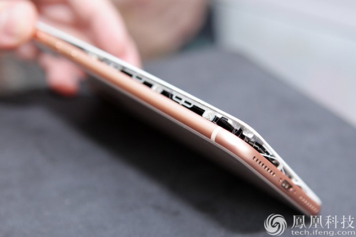 iPhone 8 Plus EXPLODEAZĂ! Gigantul Apple, verifică reclamaţiile utilizatorilor 