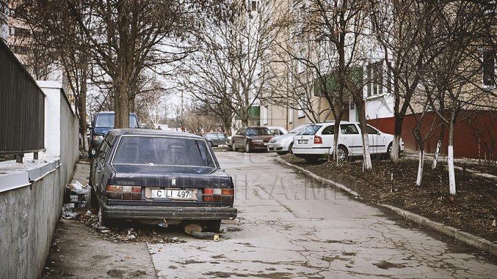 MORMANE DE FIER VECHI prin Capitală. Unde sunt prorietarii şi cine ridică mașinile abandonate din oraş (VIDEO)