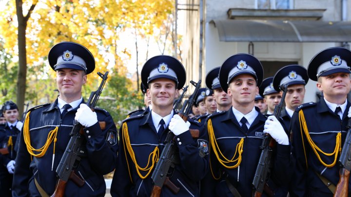 GATA să-şi apere ţara! 145 de studenţi de la Academia "Ştefan cel Mare" a MAI au jurat credinţă Patriei (FOTO)