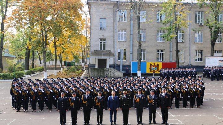 GATA să-şi apere ţara! 145 de studenţi de la Academia "Ştefan cel Mare" a MAI au jurat credinţă Patriei (FOTO)