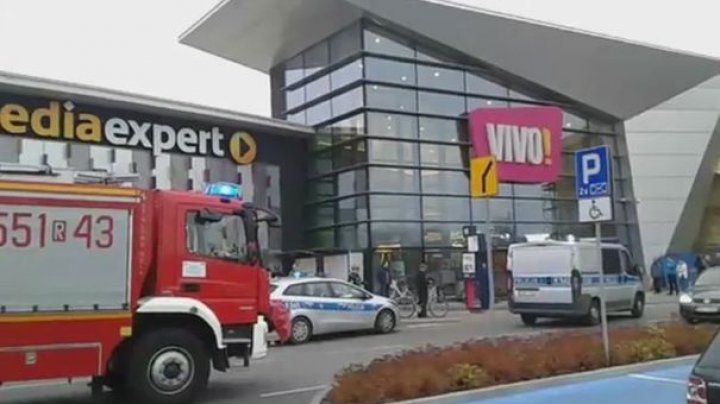 ATAC în Polonia. Cel puţin o persoană a murit, iar alte şapte au fost grav rănite după ce au fost înjunghiate de un individ într-un mall (VIDEO)