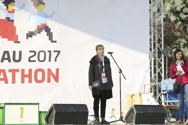 FOTOREPORT: Aproximativ 17 mii de oameni au participat la cea de-a treia ediţie a maratonului din Chişinău