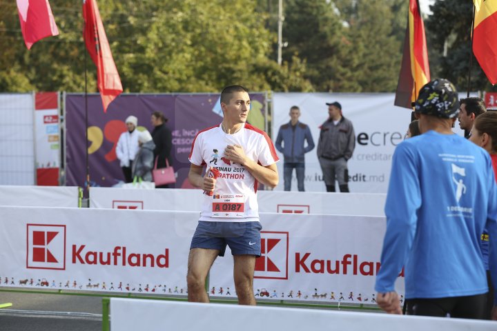 FOTOREPORT: Aproximativ 17 mii de oameni au participat la cea de-a treia ediţie a maratonului din Chişinău