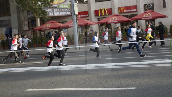 Cel mai important eveniment al anului. Maratonul Internaţional Chişinău atrage mii de participanţi (GALERIE FOTO)