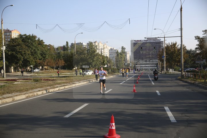 FOTOREPORT: Aproximativ 17 mii de oameni au participat la cea de-a treia ediţie a maratonului din Chişinău