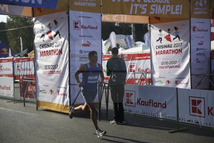 FOTOREPORT: Aproximativ 17 mii de oameni au participat la cea de-a treia ediţie a maratonului din Chişinău