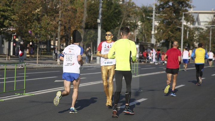 FOTOREPORT: Aproximativ 17 mii de oameni au participat la cea de-a treia ediţie a maratonului din Chişinău