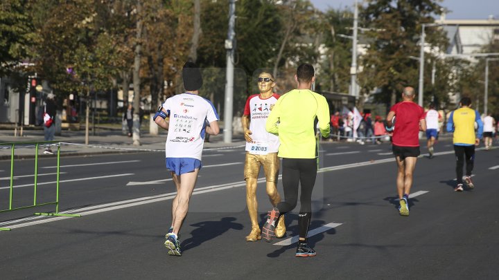 FOTOREPORT: Aproximativ 17 mii de oameni au participat la cea de-a treia ediţie a maratonului din Chişinău