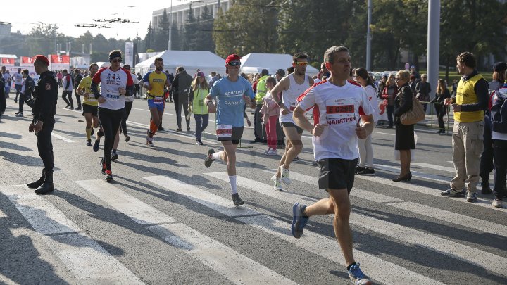 FOTOREPORT: Aproximativ 17 mii de oameni au participat la cea de-a treia ediţie a maratonului din Chişinău