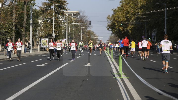 FOTOREPORT: Aproximativ 17 mii de oameni au participat la cea de-a treia ediţie a maratonului din Chişinău