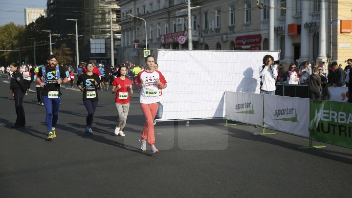 FOTOREPORT: Aproximativ 17 mii de oameni au participat la cea de-a treia ediţie a maratonului din Chişinău