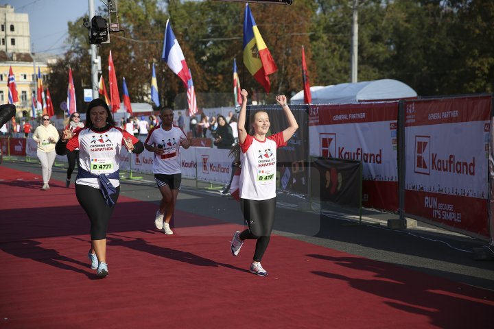 FOTOREPORT: Aproximativ 17 mii de oameni au participat la cea de-a treia ediţie a maratonului din Chişinău