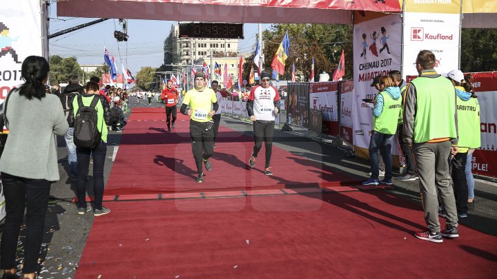 FOTOREPORT: Aproximativ 17 mii de oameni au participat la cea de-a treia ediţie a maratonului din Chişinău