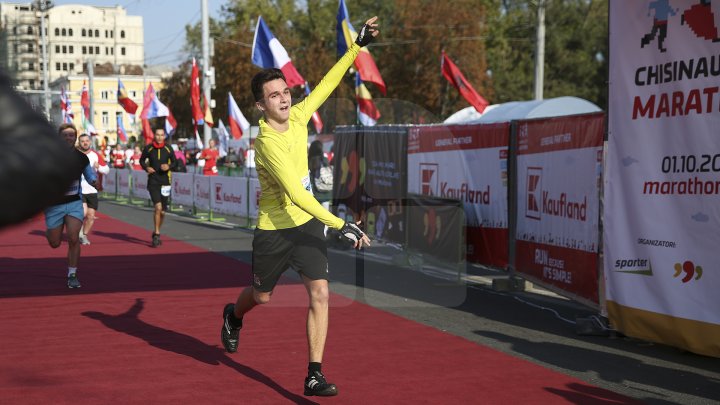 FOTOREPORT: Aproximativ 17 mii de oameni au participat la cea de-a treia ediţie a maratonului din Chişinău