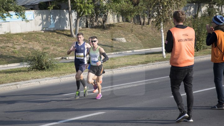 FOTOREPORT: Aproximativ 17 mii de oameni au participat la cea de-a treia ediţie a maratonului din Chişinău