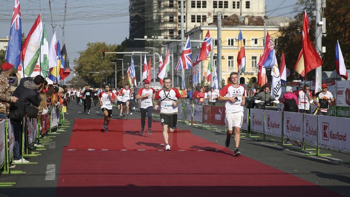 FOTOREPORT: Aproximativ 17 mii de oameni au participat la cea de-a treia ediţie a maratonului din Chişinău