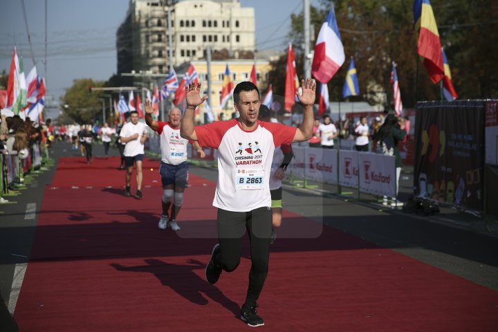 FOTOREPORT: Aproximativ 17 mii de oameni au participat la cea de-a treia ediţie a maratonului din Chişinău