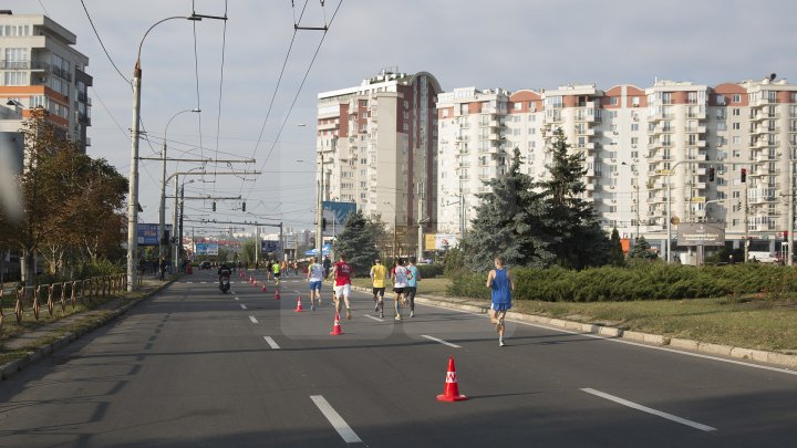 Cel mai important eveniment al anului. Maratonul Internaţional Chişinău atrage mii de participanţi (GALERIE FOTO)