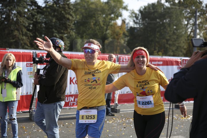 FOTOREPORT: Aproximativ 17 mii de oameni au participat la cea de-a treia ediţie a maratonului din Chişinău