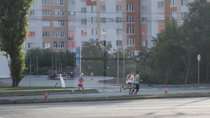 Cel mai important eveniment al anului. Maratonul Internaţional Chişinău atrage mii de participanţi (GALERIE FOTO)