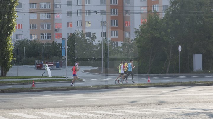 Cel mai important eveniment al anului. Maratonul Internaţional Chişinău atrage mii de participanţi (GALERIE FOTO)