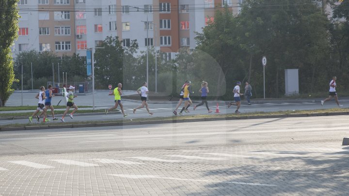 Cel mai important eveniment al anului. Maratonul Internaţional Chişinău atrage mii de participanţi (GALERIE FOTO)